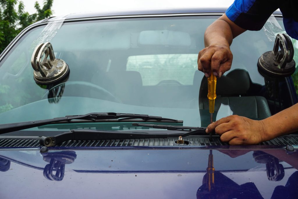 choosing the right auto glass repair shop in Houston tx